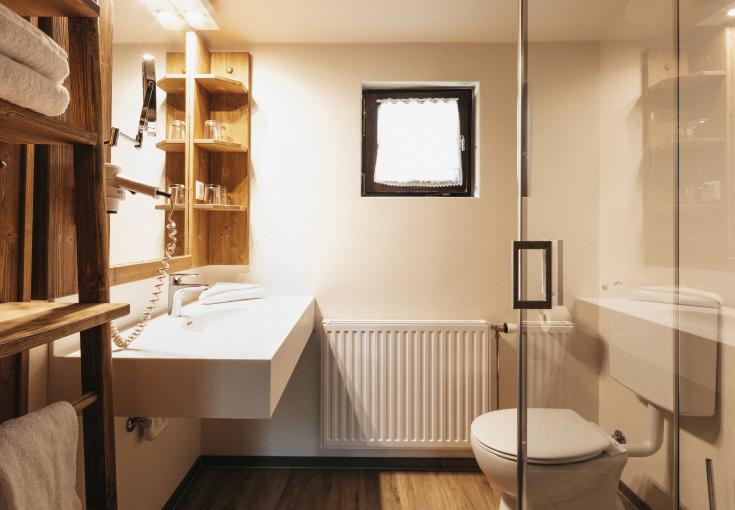 Schoenleitn_Suite_Federleicht_Bad(c)Heldentheater